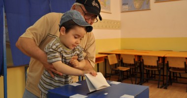 ALEGERI EUROPARLAMENTARE / Prezența la vot până la ora 13.00 / Galerie foto - 4