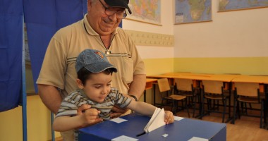 ALEGERI EUROPARLAMENTARE / Prezența la vot până la ora 13.00 / Galerie foto - 5