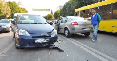 Vezi aici imagini de la accidentul care a blocat traficul pe Bd. Al. Lăpușneanu - 7