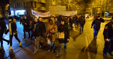 Galerie foto / Cel mai amplu protest din ultimii 26 de ani. Sediul PSD Constanța, baricadat de mascați. Număr record de manifestanți! - 9