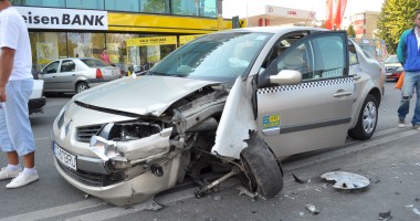 Vezi aici imagini de la accidentul care a blocat traficul pe Bd. Al. Lăpușneanu - 5