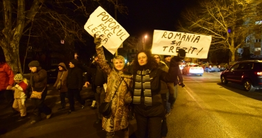 Galerie foto / Cel mai amplu protest din ultimii 26 de ani. Sediul PSD Constanța, baricadat de mascați. Număr record de manifestanți! - 11