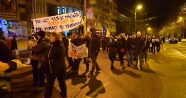 Galerie foto / Cel mai amplu protest din ultimii 26 de ani. Sediul PSD Constanța, baricadat de mascați. Număr record de manifestanți! - 12