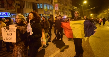 Galerie foto / Cel mai amplu protest din ultimii 26 de ani. Sediul PSD Constanța, baricadat de mascați. Număr record de manifestanți! - 13