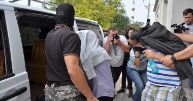 Stire din Eveniment : Descinderi cu mascați în Lazu / Două persoane au fost reținute GALERIE FOTO