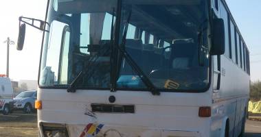 Galerie foto. Accident GRAV pe drumul către Năvodari, provocat de un șofer beat! Coliziune între un AUZOBUZ și o mașină / UPDATE - 2