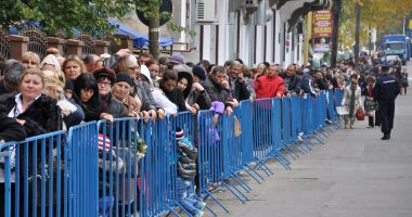 Stire din Social : Mii de credincioși participă la sărbătoarea Sfintei Cuvioase Parascheva