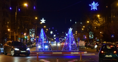 Galerie foto / Vin sărbătorile! Spectacol de lumini și culoare, pe străzile din Constanța - 6