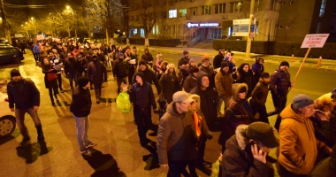 Galerie foto / Cel mai amplu protest din ultimii 26 de ani. Sediul PSD Constanța, baricadat de mascați. Număr record de manifestanți! - 16