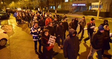Galerie foto / Cel mai amplu protest din ultimii 26 de ani. Sediul PSD Constanța, baricadat de mascați. Număr record de manifestanți! - 21