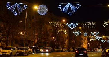 Galerie foto / Vin sărbătorile! Spectacol de lumini și culoare, pe străzile din Constanța - 9