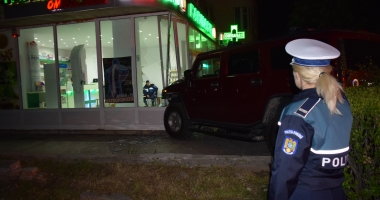 GALERIE FOTO /  ACCIDENT SPECTACULOS LA CONSTANȚA. UN ȘOFER BEAT A INTRAT CU BOLIDUL DIRECT ÎN FARMACIE! A ÎNCEPUT SĂ AMENINȚE CĂ ESTE DE LA AMBASADĂ! - 5