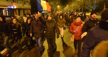 Galerie foto / Cel mai amplu protest din ultimii 26 de ani. Sediul PSD Constanța, baricadat de mascați. Număr record de manifestanți! - 20