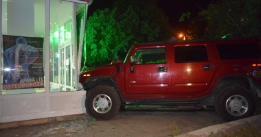 GALERIE FOTO /  ACCIDENT SPECTACULOS LA CONSTANȚA. UN ȘOFER BEAT A INTRAT CU BOLIDUL DIRECT ÎN FARMACIE! A ÎNCEPUT SĂ AMENINȚE CĂ ESTE DE LA AMBASADĂ! - 6