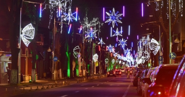 Galerie foto / Vin sărbătorile! Spectacol de lumini și culoare, pe străzile din Constanța - 17