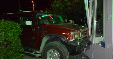 GALERIE FOTO /  ACCIDENT SPECTACULOS LA CONSTANȚA. UN ȘOFER BEAT A INTRAT CU BOLIDUL DIRECT ÎN FARMACIE! A ÎNCEPUT SĂ AMENINȚE CĂ ESTE DE LA AMBASADĂ! - 8