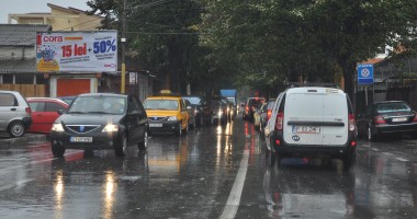 Vântul puternic îngreunează traficul rutier în Constanța FOTO - 2