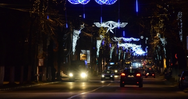 Galerie foto / Vin sărbătorile! Spectacol de lumini și culoare, pe străzile din Constanța - 18