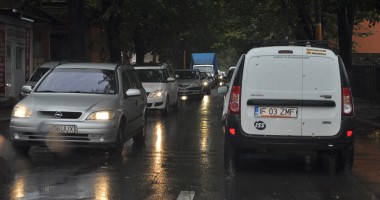 Vântul puternic îngreunează traficul rutier în Constanța FOTO - 4