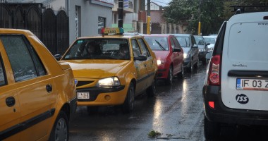 Vântul puternic îngreunează traficul rutier în Constanța FOTO - 5