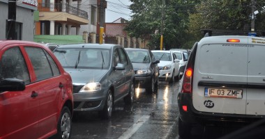 Vântul puternic îngreunează traficul rutier în Constanța FOTO - 6