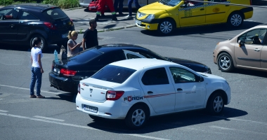 Galerie foto / ACCIDENT RUTIER LA CONSTANȚA. Bolid de lux "șifonat", după ce un șofer a tăiat linia continuă - 5