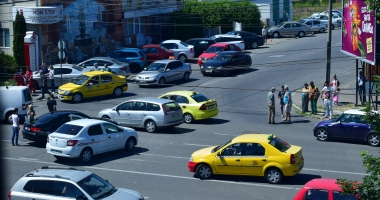 Galerie foto / ACCIDENT RUTIER LA CONSTANȚA. Bolid de lux "șifonat", după ce un șofer a tăiat linia continuă - 4