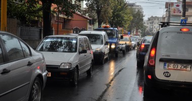 Vântul puternic îngreunează traficul rutier în Constanța FOTO - 7