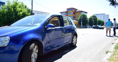 Galerie foto / ACCIDENT RUTIER LA CONSTANȚA. Bolid de lux "șifonat", după ce un șofer a tăiat linia continuă - 2