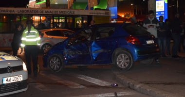 GALERIE FOTO /  ACCIDENT SPECTACULOS LA CONSTANȚA. UN ȘOFER BEAT A INTRAT CU BOLIDUL DIRECT ÎN FARMACIE! A ÎNCEPUT SĂ AMENINȚE CĂ ESTE DE LA AMBASADĂ! - 9