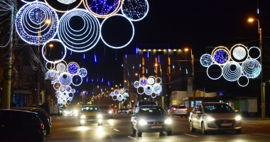 Galerie foto / Vin sărbătorile! Spectacol de lumini și culoare, pe străzile din Constanța - 13