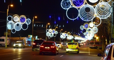 Galerie foto / Vin sărbătorile! Spectacol de lumini și culoare, pe străzile din Constanța - 12