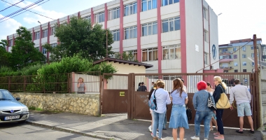 Stire din Cultură-Educație : ÎNCEPE EVALUAREA NAȚIONALĂ. Absolvenții de clasa a VIII-a susțin astăzi proba la limba română