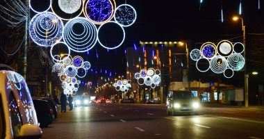 Galerie foto / Vin sărbătorile! Spectacol de lumini și culoare, pe străzile din Constanța - 10