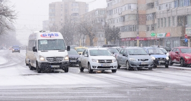 Galerie foto / Iarnă la Constanța! Zăpada îngreunează traficul și s-a format polei - 5