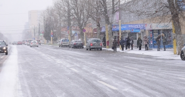 Galerie foto / Iarnă la Constanța! Zăpada îngreunează traficul și s-a format polei - 6