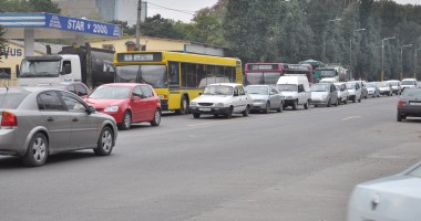 Se circulă cu dificultate pe bulevardul Aurel Vlaicu, în zona CET   | GALERIE FOTO - 2