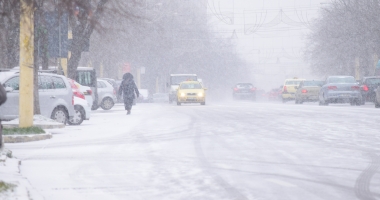 Galerie foto / Iarnă la Constanța! Zăpada îngreunează traficul și s-a format polei - 9