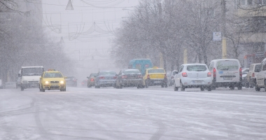 Galerie foto / Iarnă la Constanța! Zăpada îngreunează traficul și s-a format polei - 10