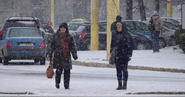 Galerie foto / Iarnă la Constanța! Zăpada îngreunează traficul și s-a format polei - 11