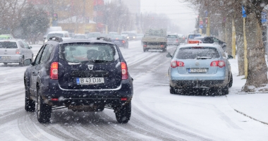 Galerie foto / Iarnă la Constanța! Zăpada îngreunează traficul și s-a format polei - 12