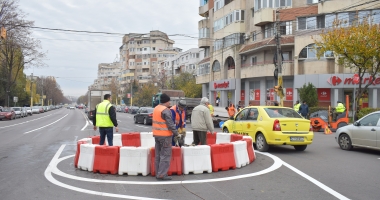 Stire din Eveniment : Galerie foto. SENS GIRATORIU PE B-DUL LĂPUȘNEANU, COLȚ CU NICOLAE IORGA