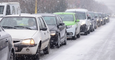Galerie foto / Iarnă la Constanța! Zăpada îngreunează traficul și s-a format polei - 13