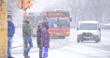Galerie foto / Iarnă la Constanța! Zăpada îngreunează traficul și s-a format polei - 14
