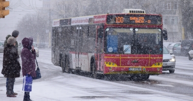 Galerie foto / Iarnă la Constanța! Zăpada îngreunează traficul și s-a format polei - 15