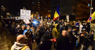 Galerie FOTO. VINEREA NEAGRĂ PENTRU CORUPȚII ROMÂNIEI / Constănțenii au protestat din nou, mai mulți ca niciodată - 7