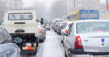 Galerie foto / Iarnă la Constanța! Zăpada îngreunează traficul și s-a format polei - 17