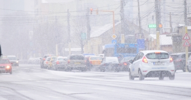 Galerie foto / Iarnă la Constanța! Zăpada îngreunează traficul și s-a format polei - 18