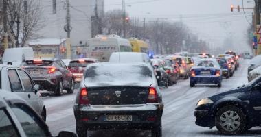 "Suntem 50 de oameni în stație, nu a venit niciun autobuz de jumătate de oră!" IARNA FACE RAVAGII ÎN TRAFICUL CONSTĂNȚEAN - 3