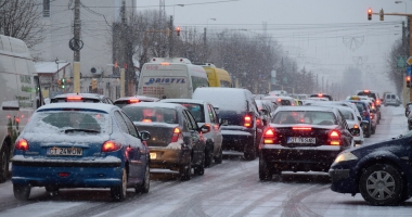 "Suntem 50 de oameni în stație, nu a venit niciun autobuz de jumătate de oră!" IARNA FACE RAVAGII ÎN TRAFICUL CONSTĂNȚEAN - 4